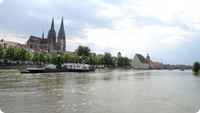 Schifffahrt auf Donau in Regensburg in Bayern